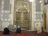 Vor der Gebetsnische (Mihrab) gen Mekka beten